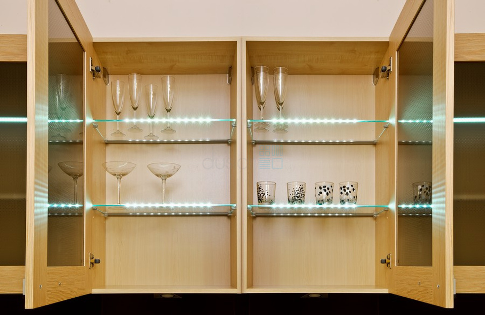 Фото №1  Furnika Светодиодный светильник ZETA GLASLINE для стеклянных полок, длина 859 мм, холодный, прозрачный