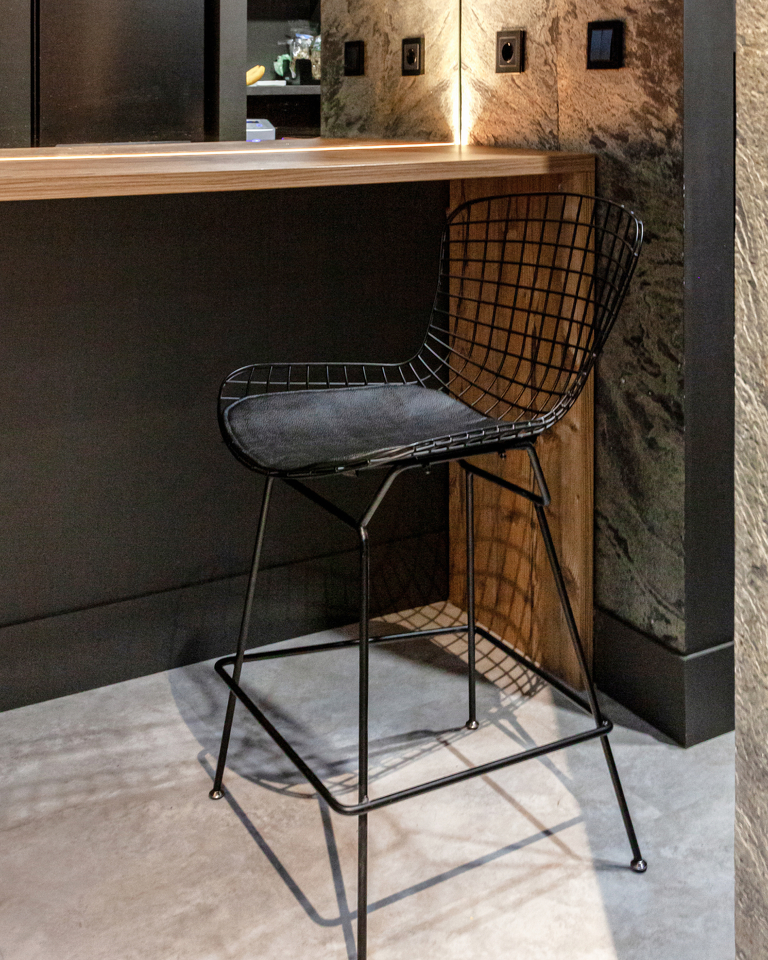 Фото №9  Стул полубарный с низкой спинкой Bertoia черный с черной подушкой