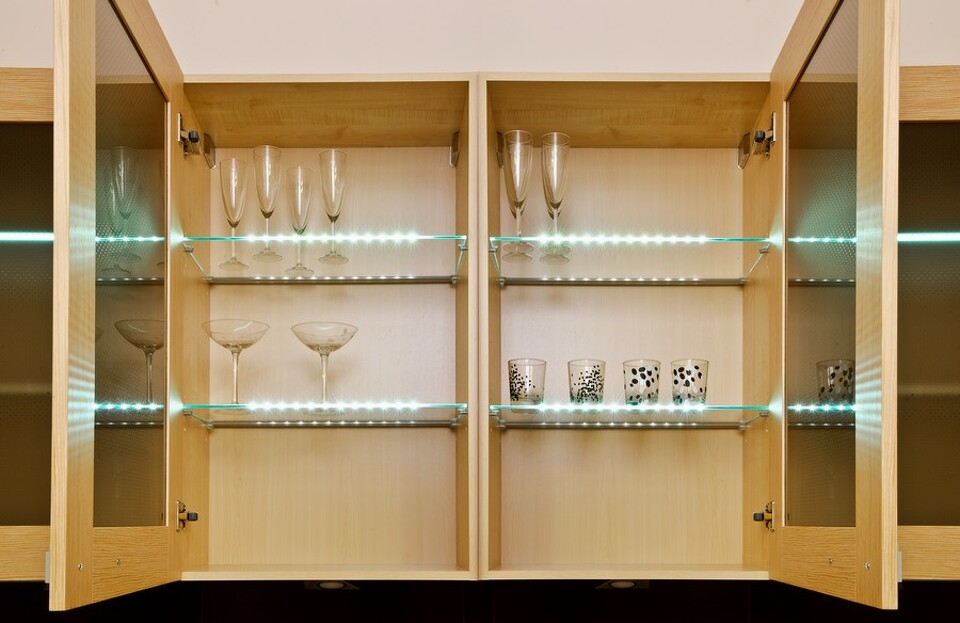 Фото №1  Furnika Светодиодный светильник ZETA GLASLINE для стеклянных полок, длина 259 мм, холодный, прозрачный